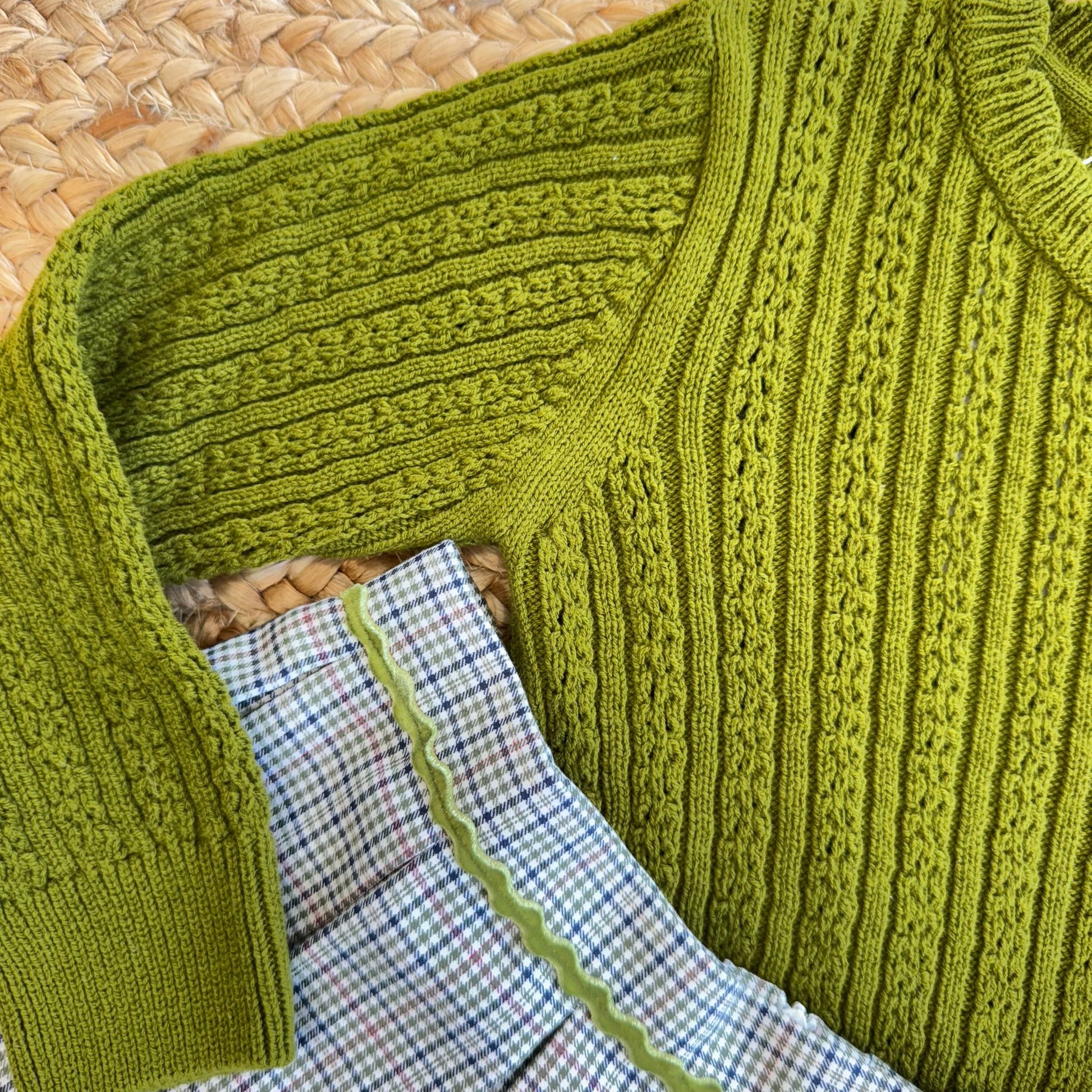 dettaglio maglia traforata verde foglia