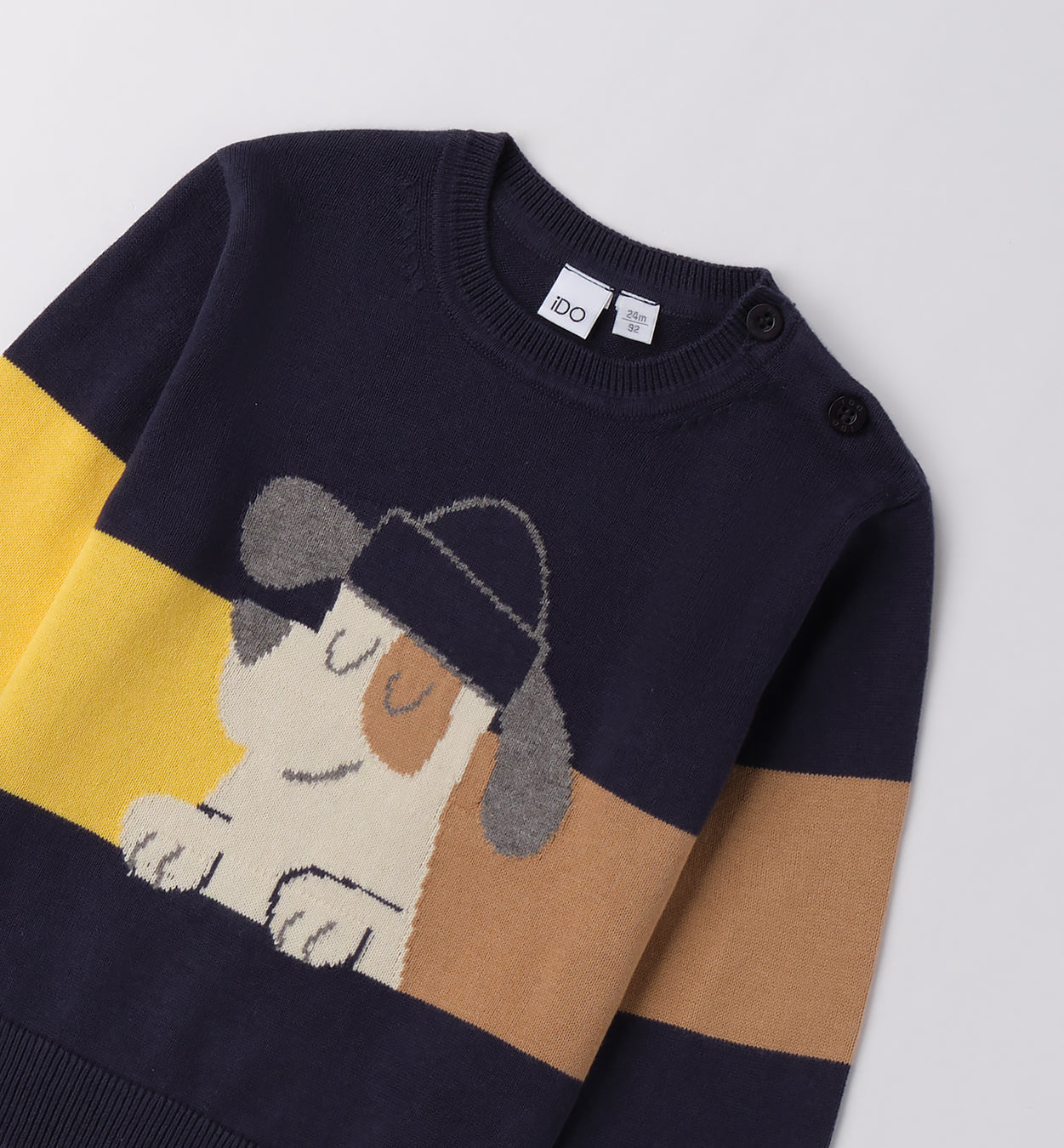 dettaglio maglioncino bimbo con cagnolino e bottoni spalla