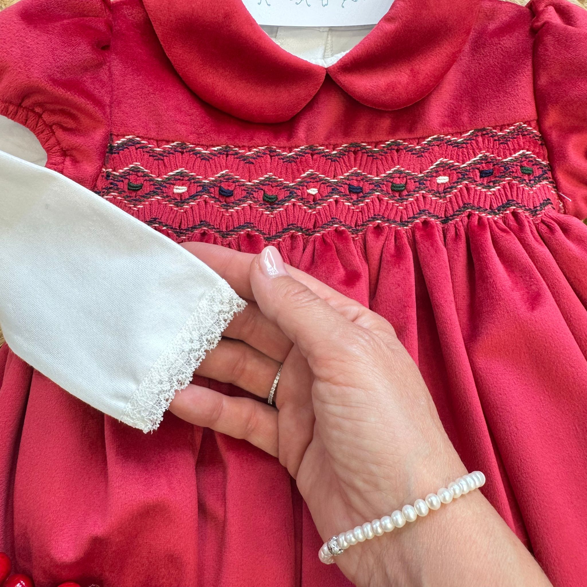 dettaglio manica con bordo pizzo abito natale bambina