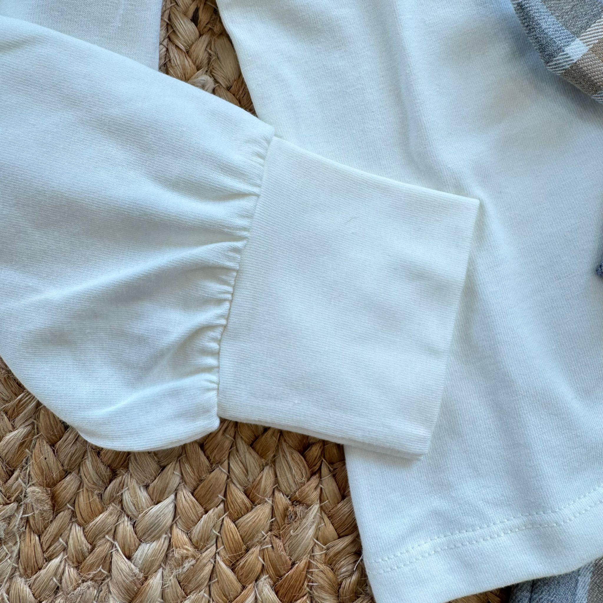 dettaglio manica maglia bianca bambina
