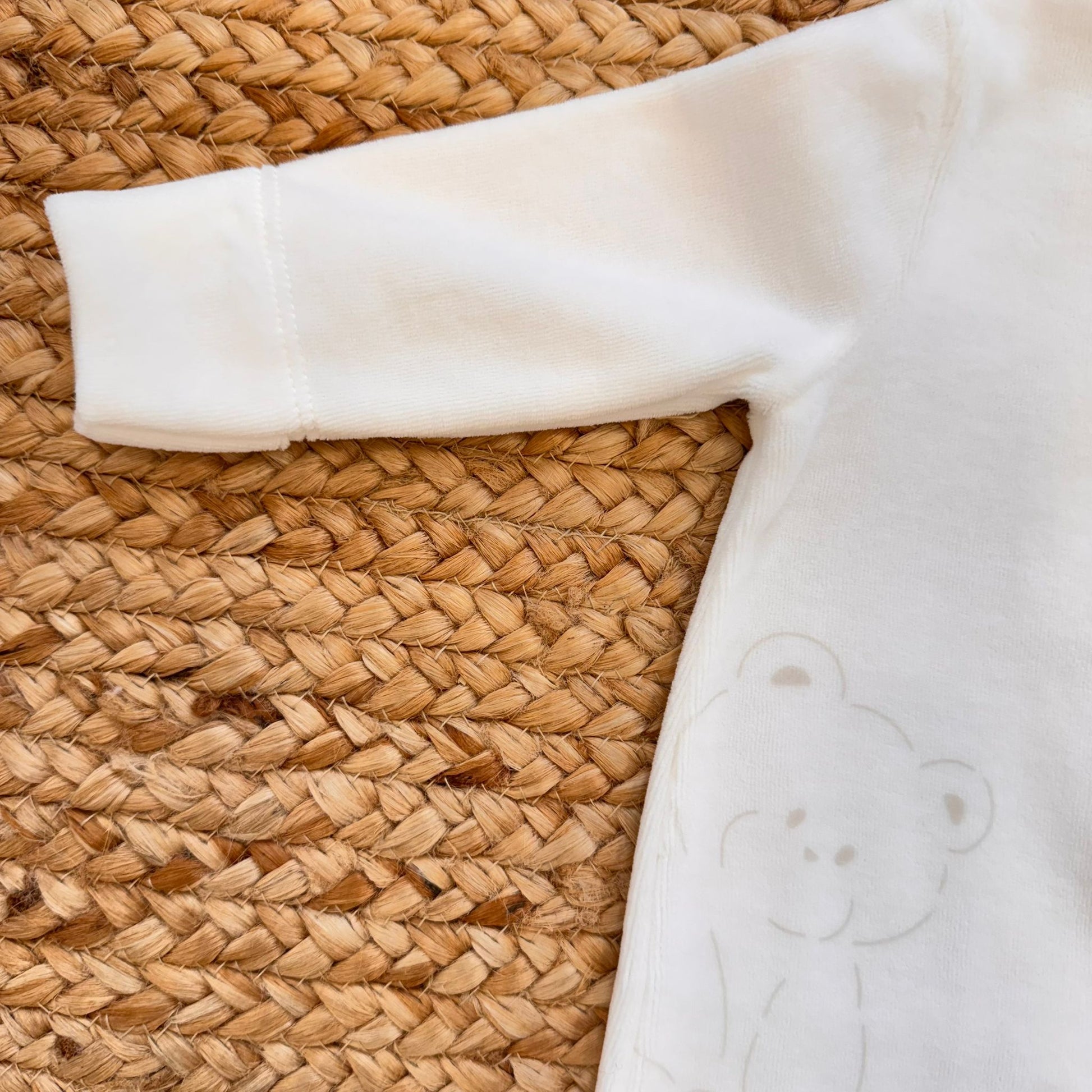 dettaglio manica tutina ciniglia panna neonato