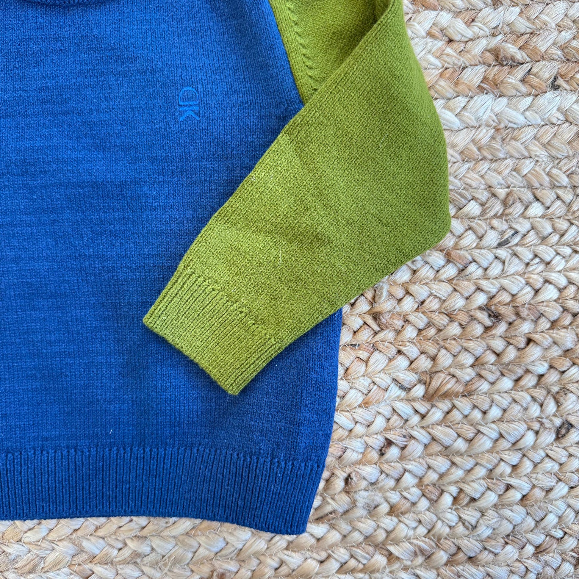 dettaglio manica verde oliva e corpo blu