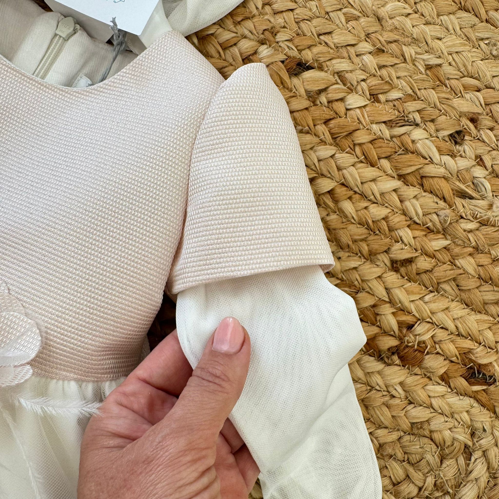 dettaglio maniche in tulle panna