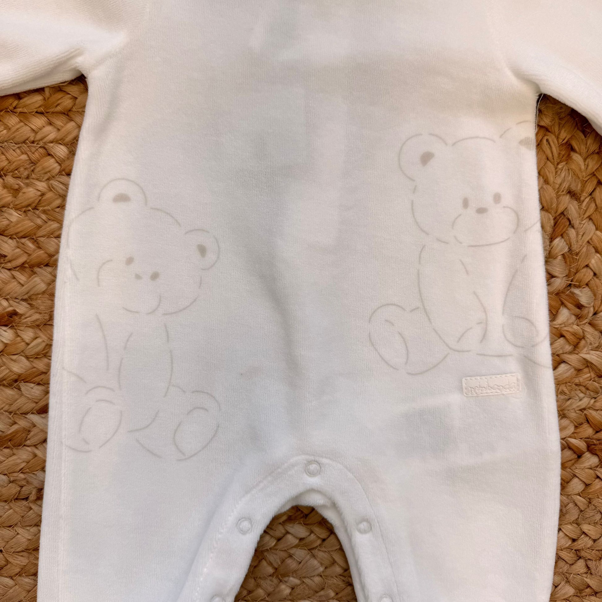 dettaglio orsetti tono su tono su tutina neonato in ciniglia