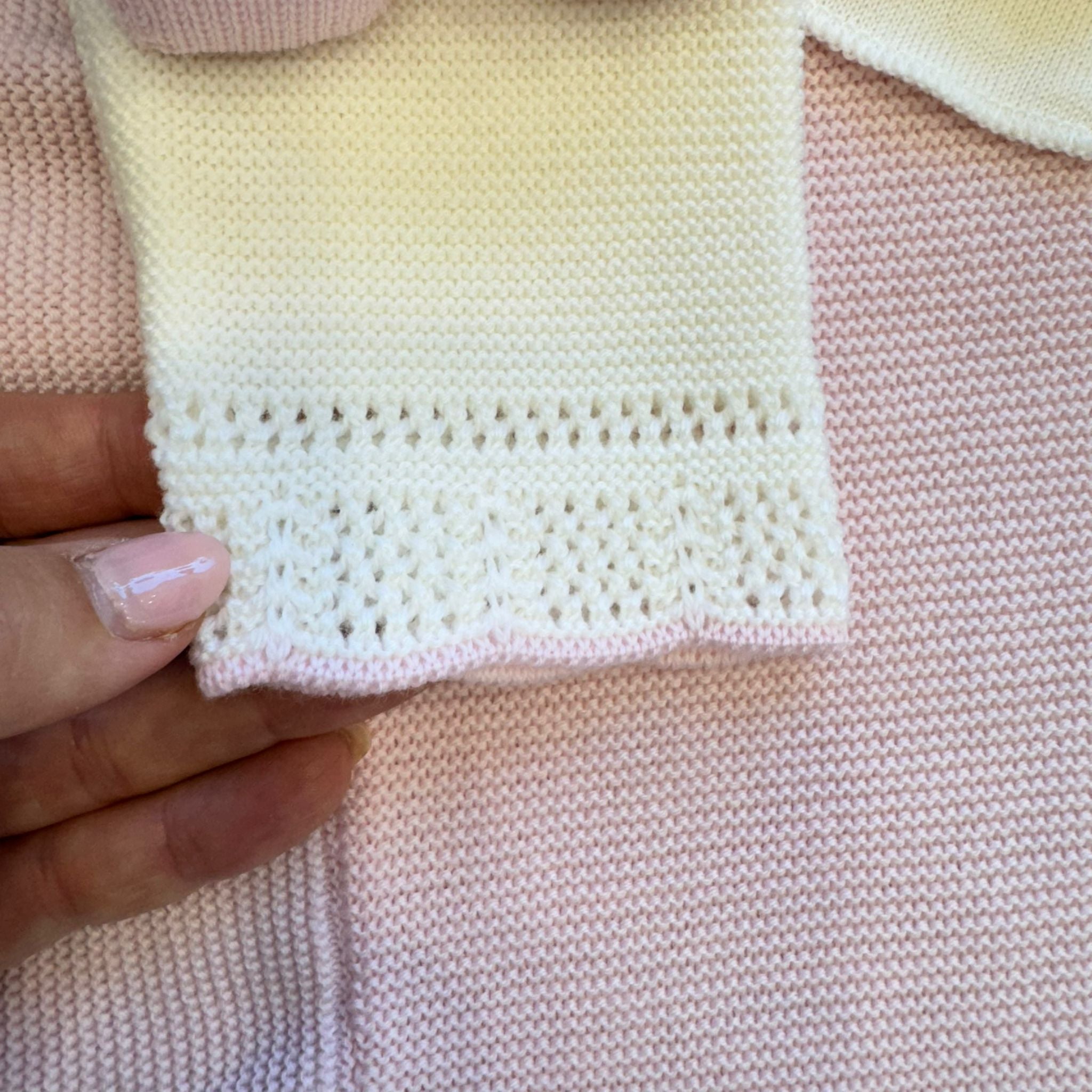 dettaglio pantalone bianco in lana traforata neonata