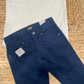 dettaglio pantalone blu navy iDO e t-shirt panna in cotone