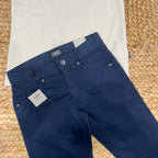dettaglio pantalone blu navy iDO e t-shirt panna in cotone