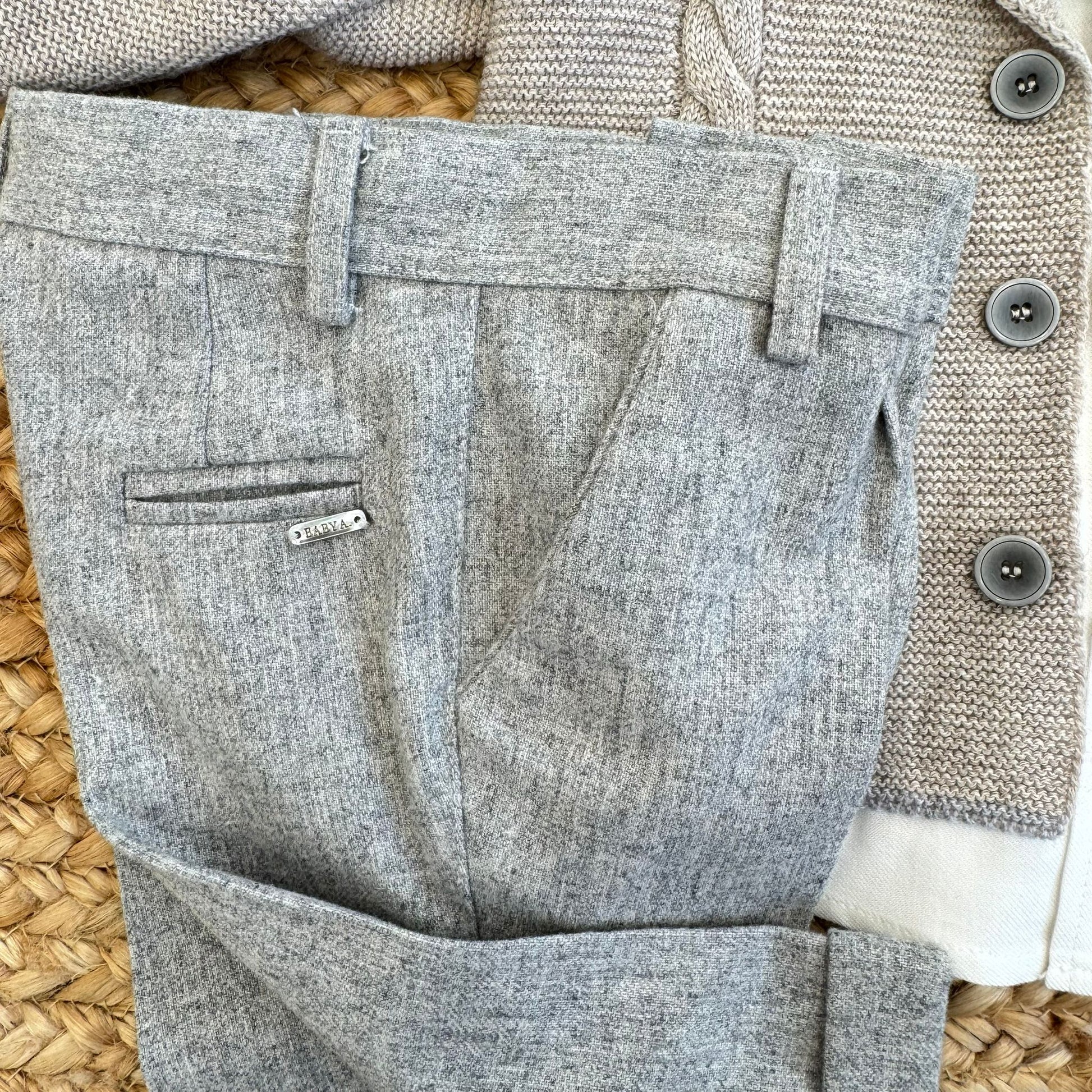 dettaglio pantalone grigio elegante