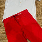  dettaglio del pantalone rosso boboli con scritta interna e t-shirt bianca