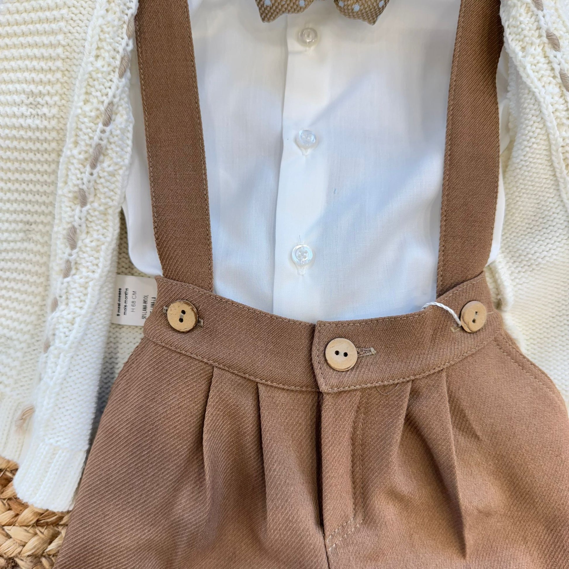 dettaglio pantaloni tortora con bretelle elegante bimbo