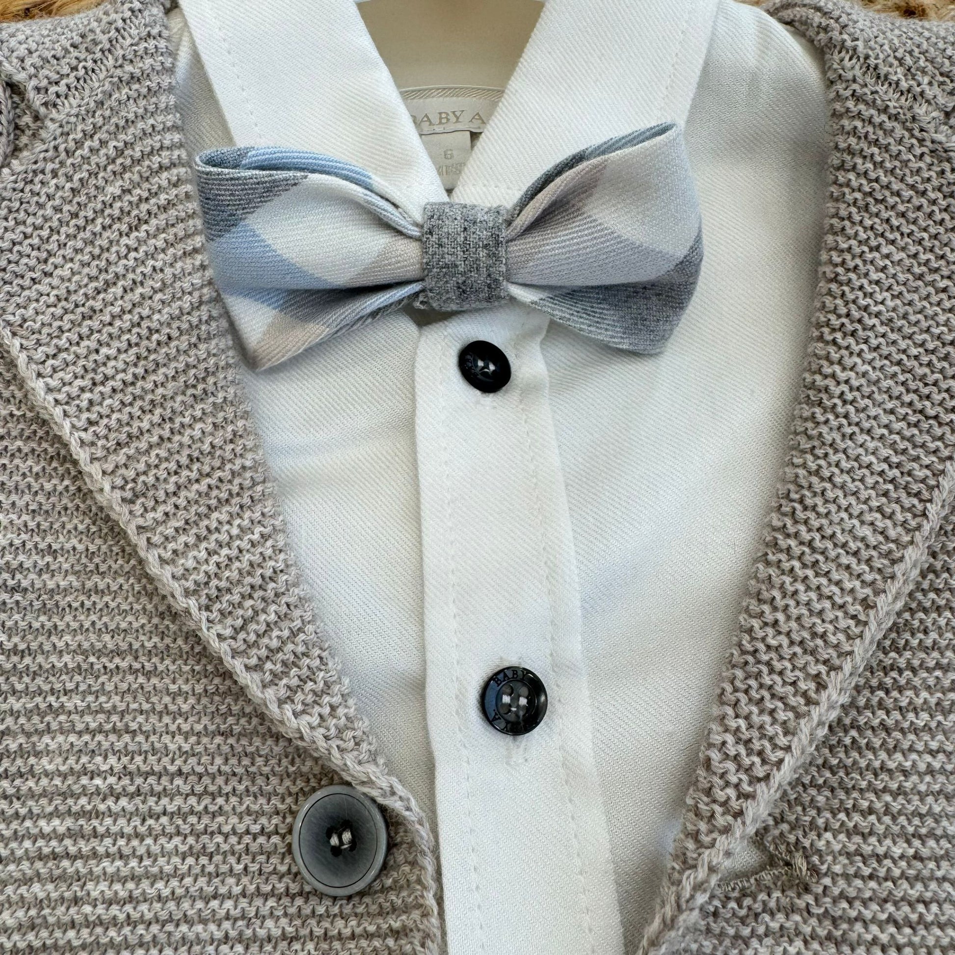 dettaglio papillon grigio a quadri