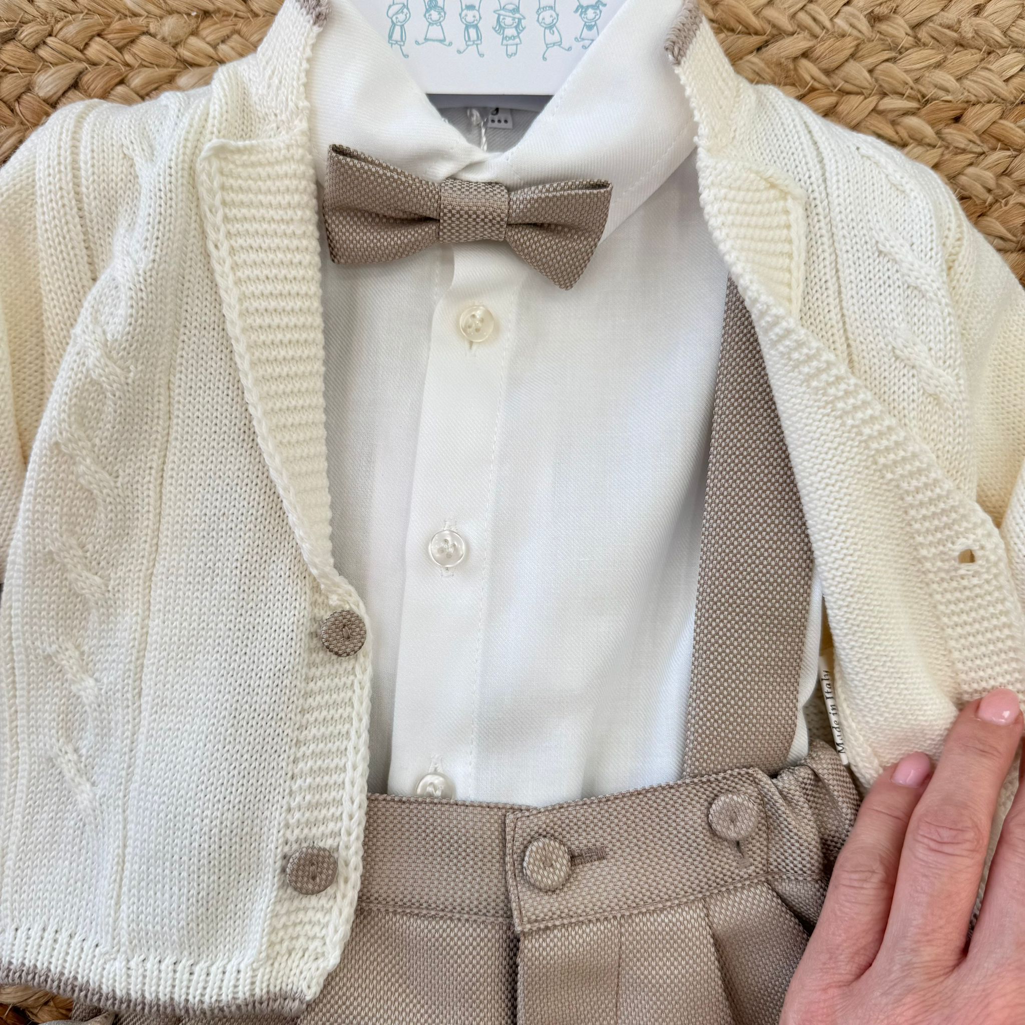 dettaglio papillon tortora e camicia bianca bimbo