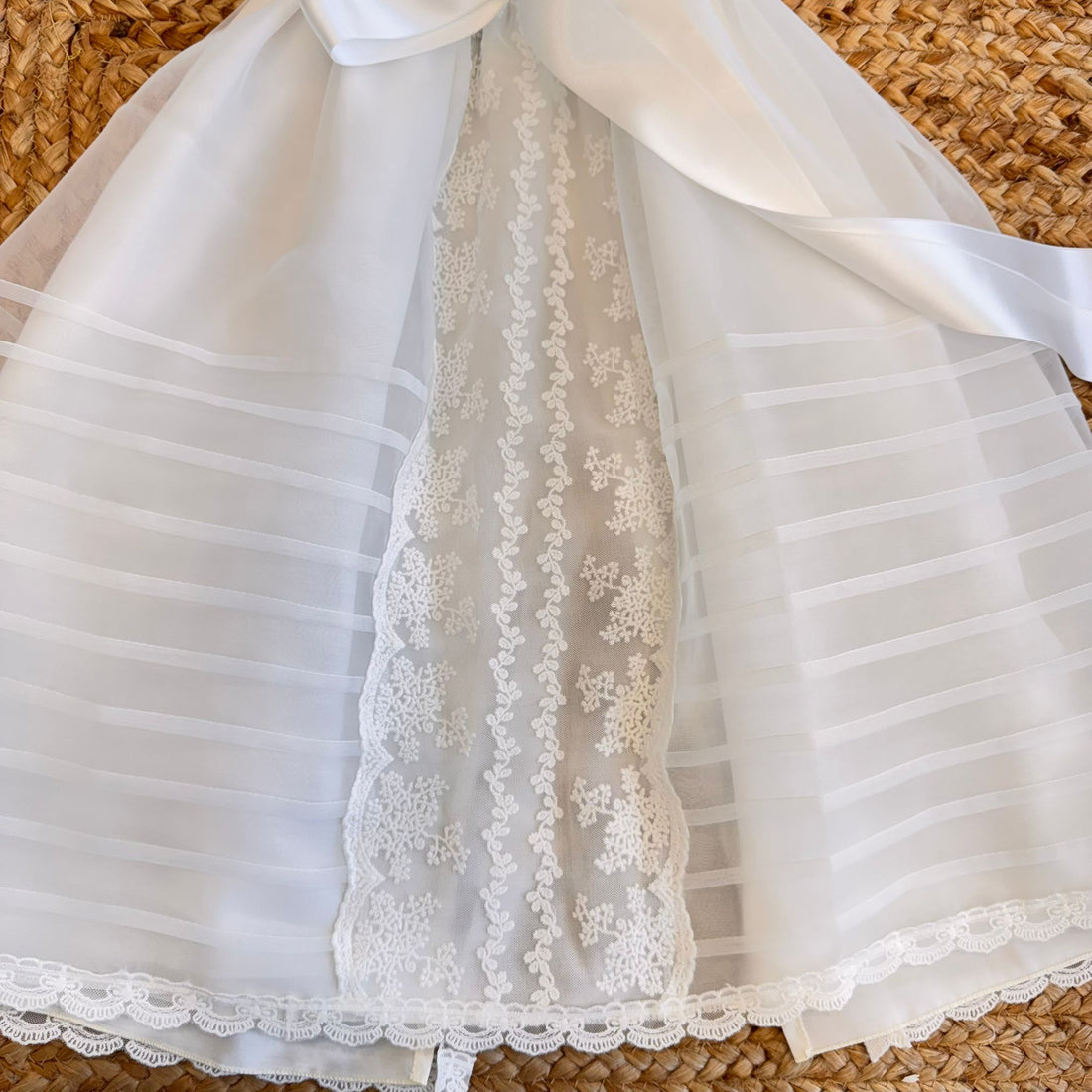 Abito battesimo neonata con pieghe plissé e pizzo