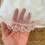 dettaglio pizzo rosa cipria sull’orlo