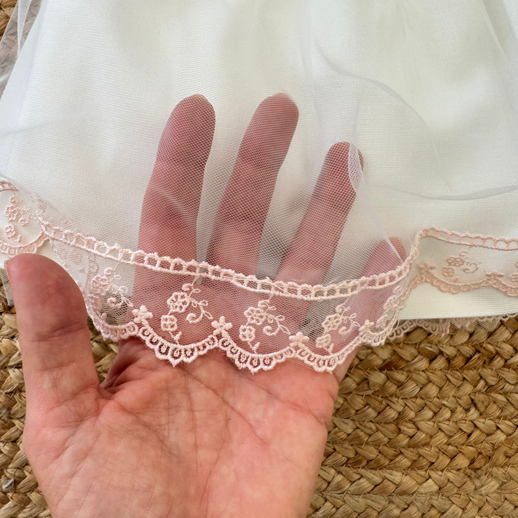dettaglio pizzo rosa cipria sull’orlo