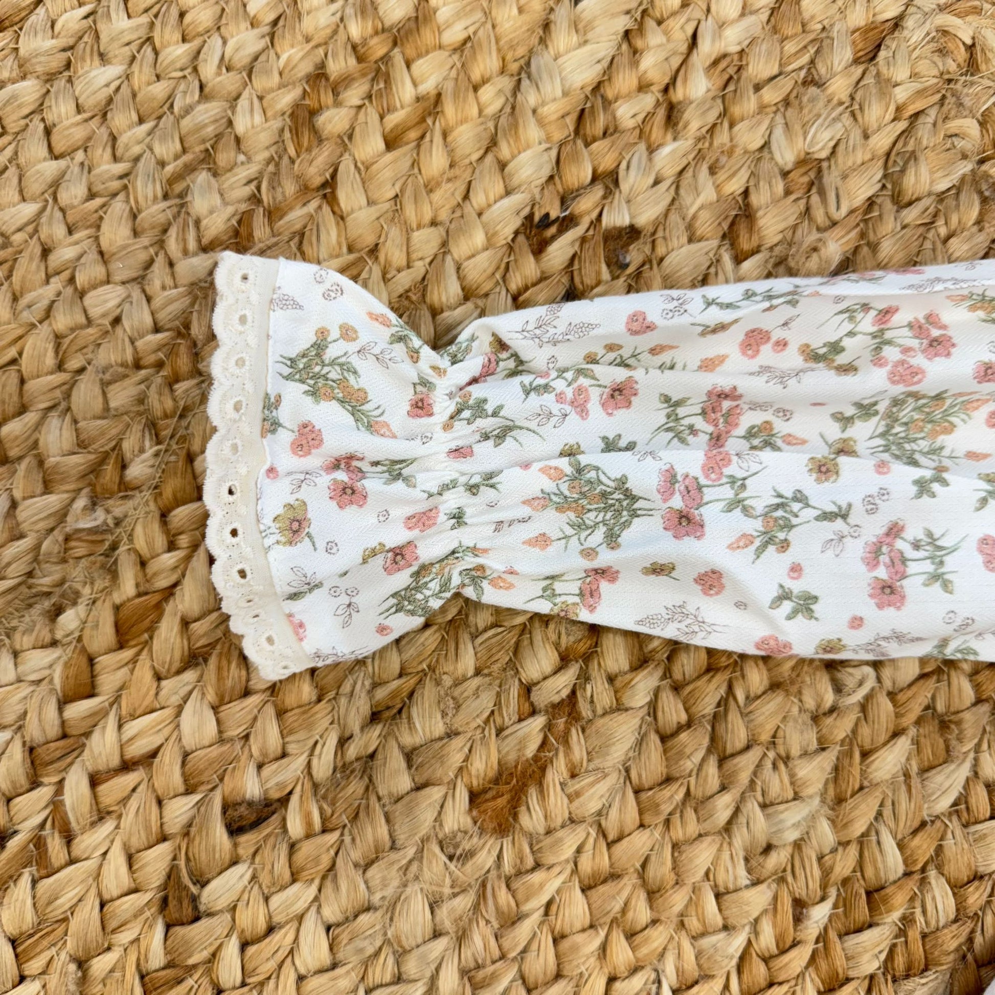 dettaglio polsino arricciato abitino bimba"