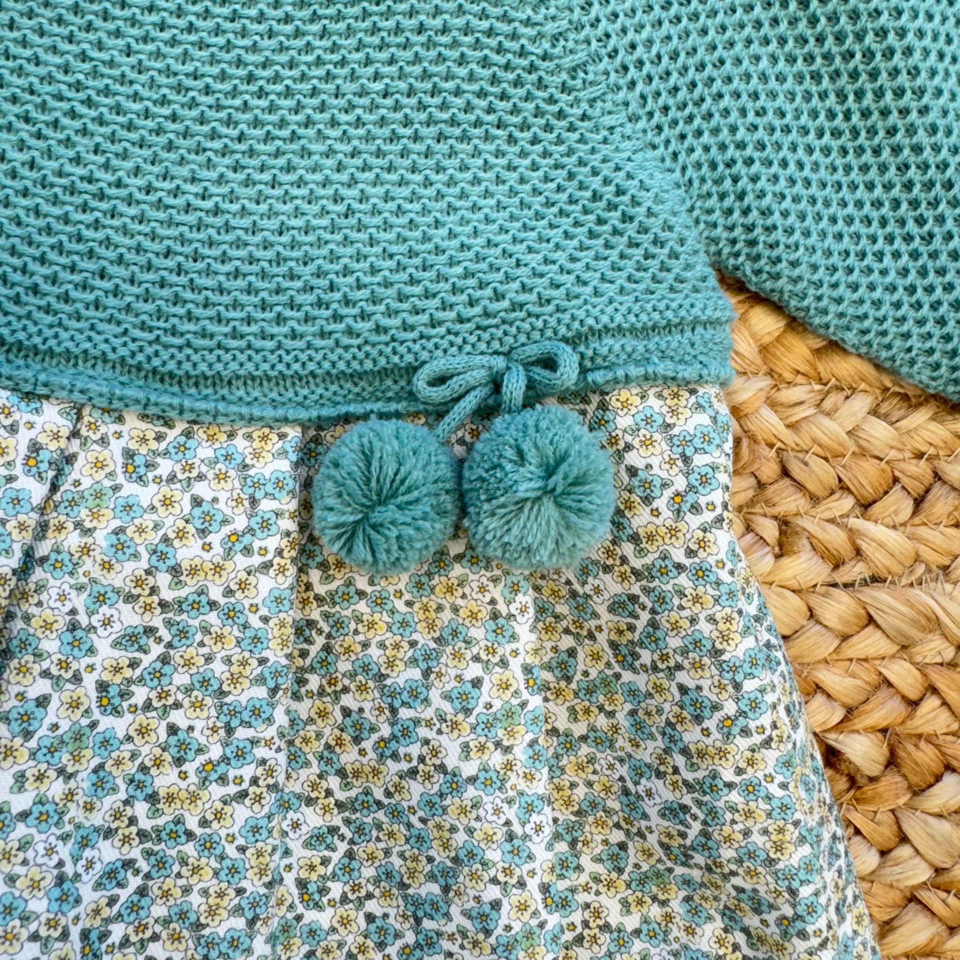 dettaglio pon pon decorativi abito bimba