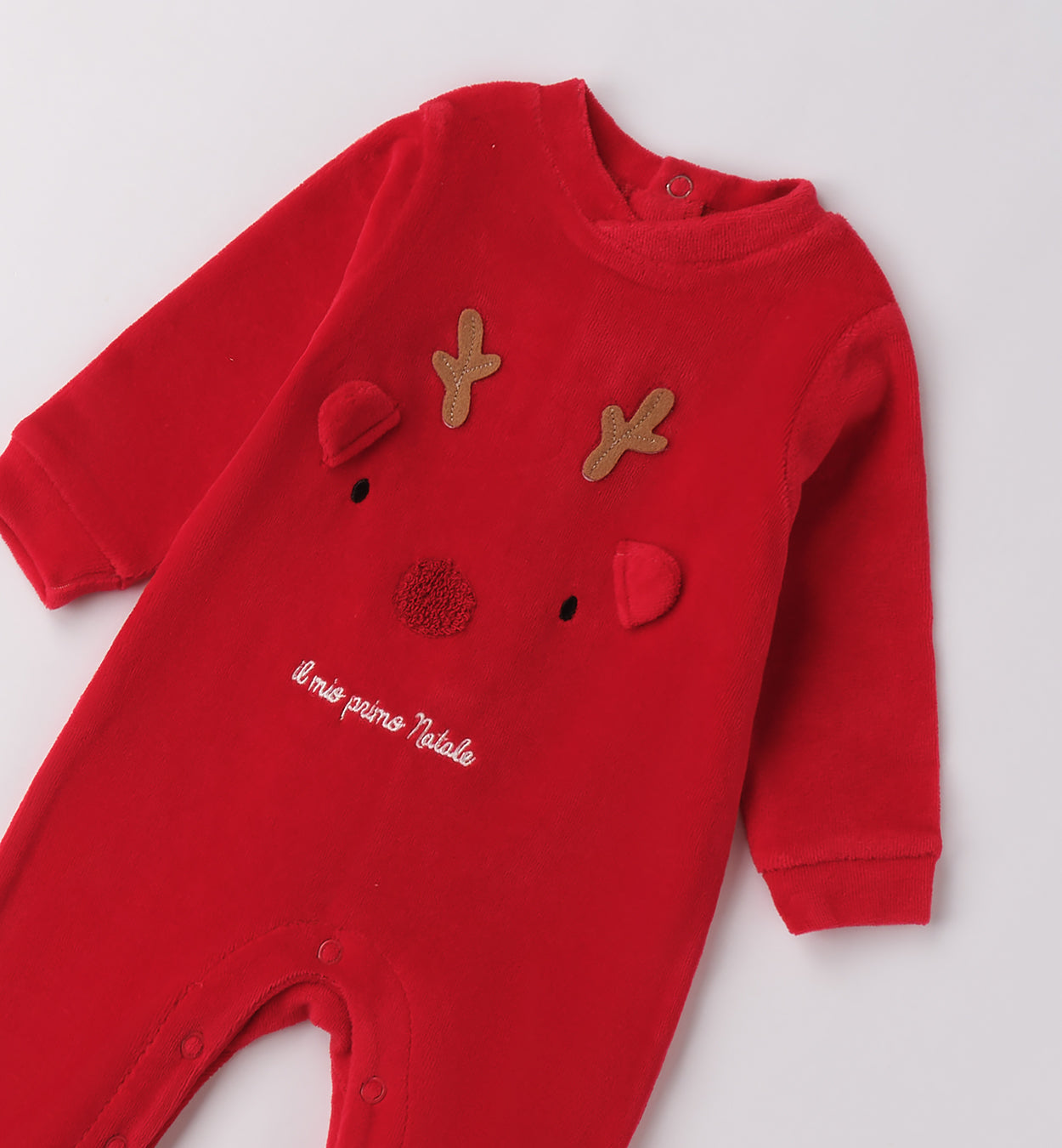 dettaglio renna ricamata e scritta il mio primo Natale su tutina unisex