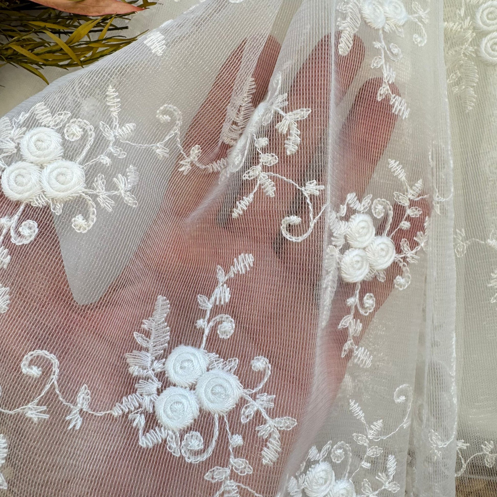 dettaglio ricami floreali su tulle abito battesimo bimba