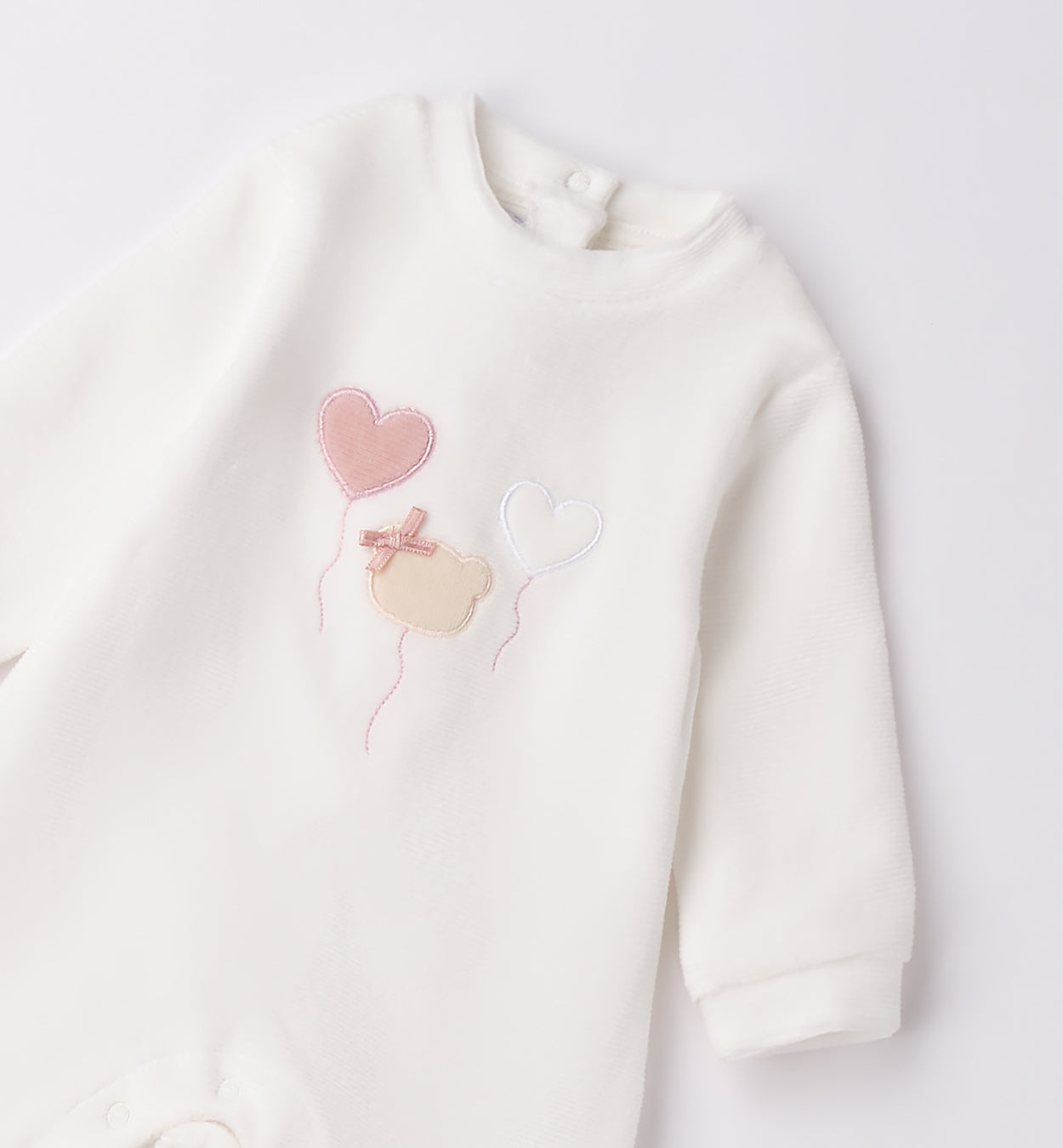dettaglio ricamo cuori e orsetto tutina caldo cotone neonata panna