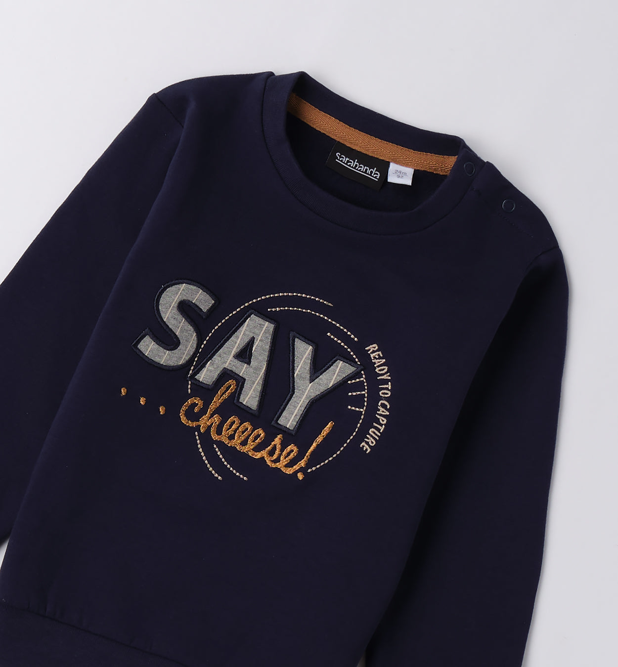 dettaglio ricamo felpa bimbo blu SAY CHEESE