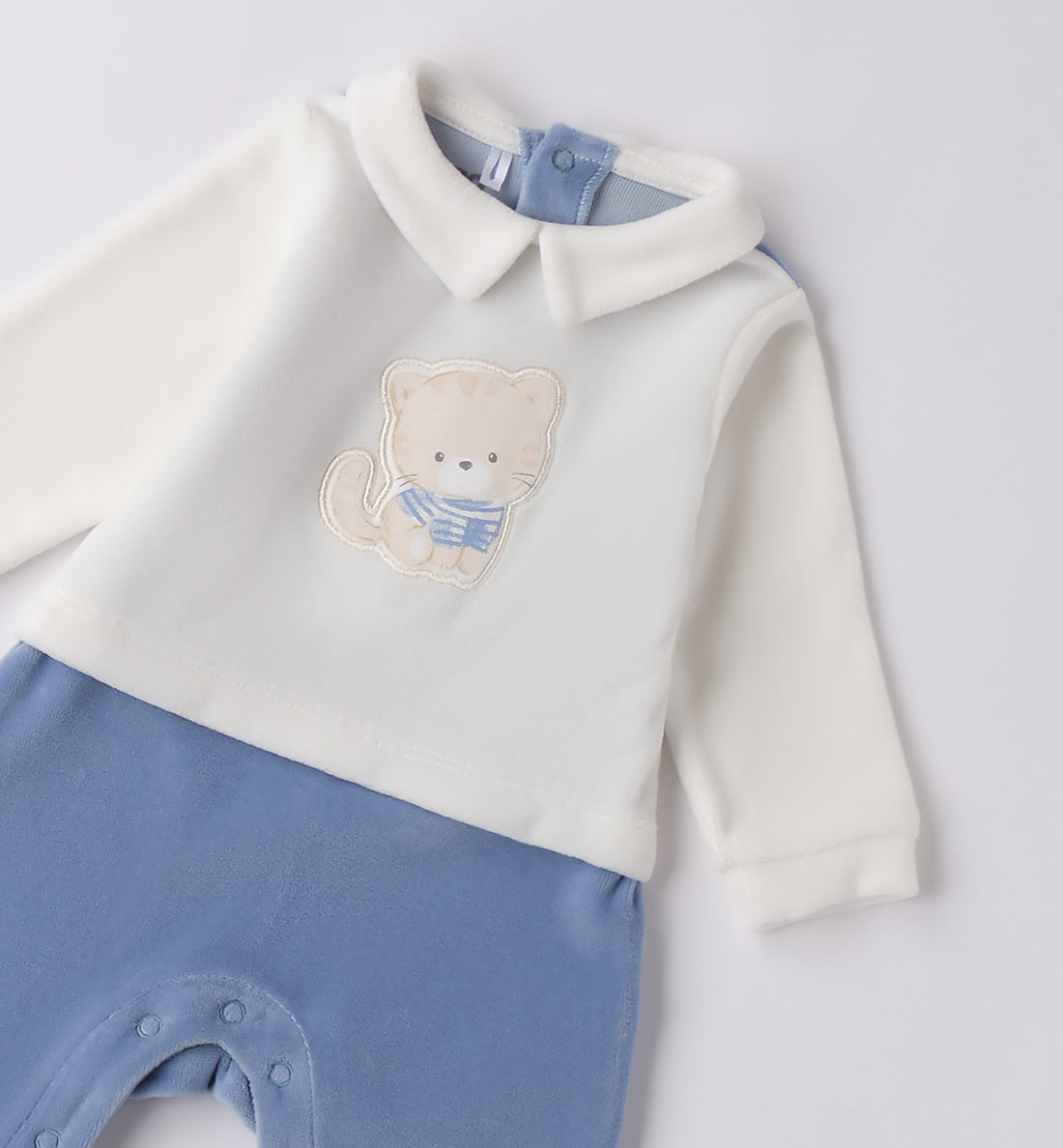tutina neonato ciniglia azzurra con gattino ricamato