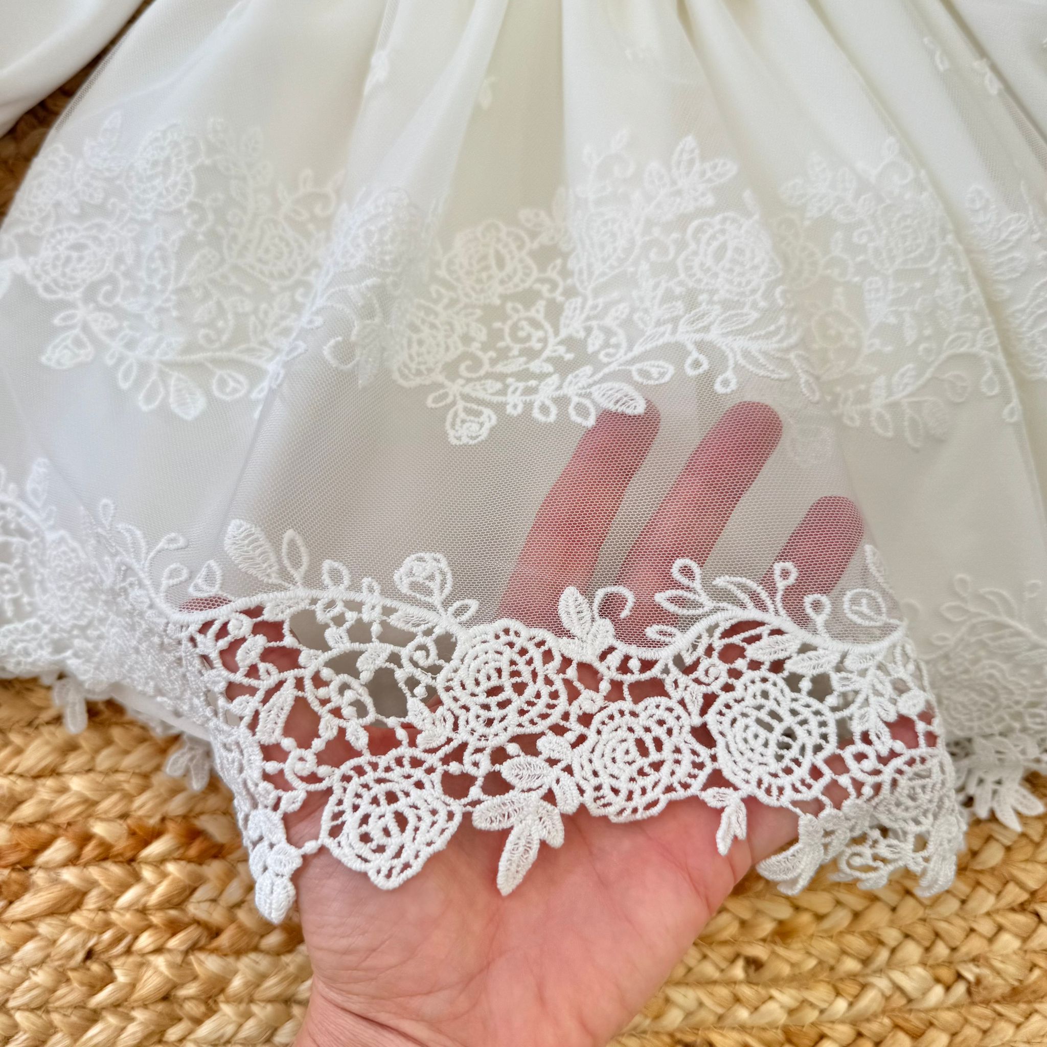 dettaglio ricamo macramè sul fondo dell’abito
