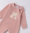 dettaglio ricamo orsetto con cuore su tutina neonata rosa