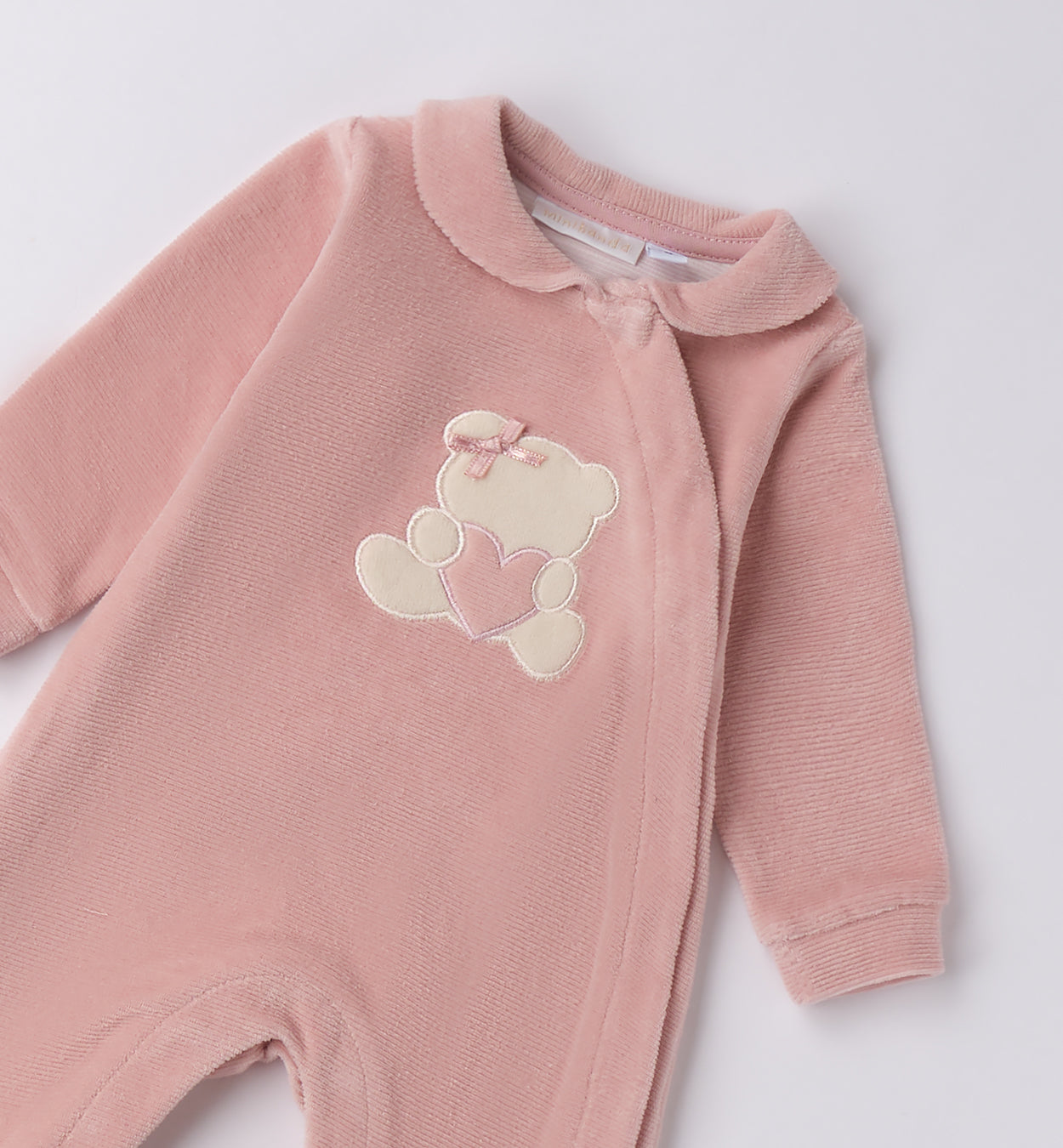 dettaglio ricamo orsetto con cuore su tutina neonata rosa
