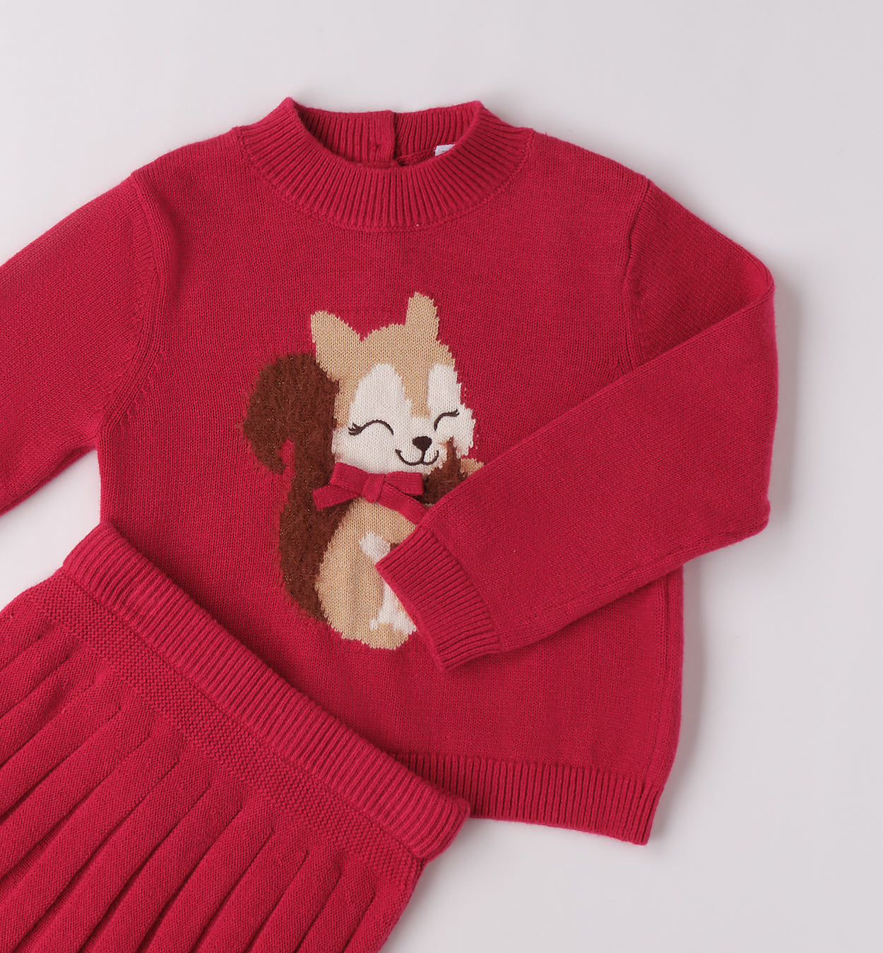 dettaglio ricamo scoiattolo maglia bambina rossa