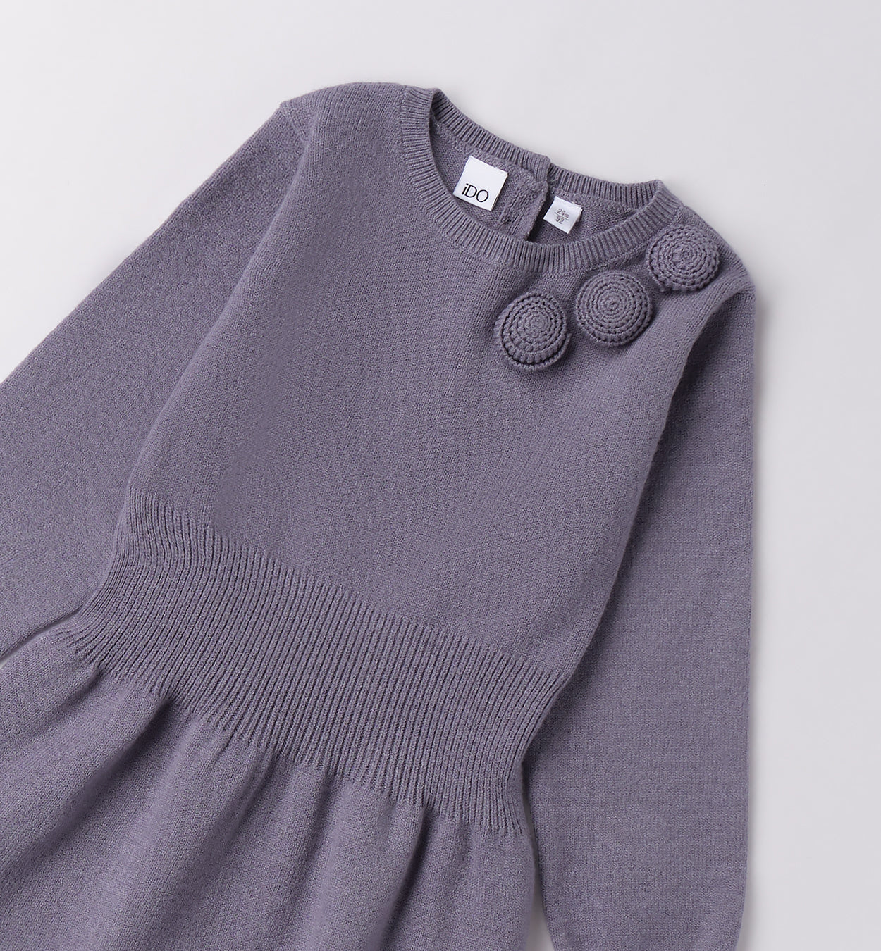 dettaglio spalla abito bambina lavanda con applicazioni tonde