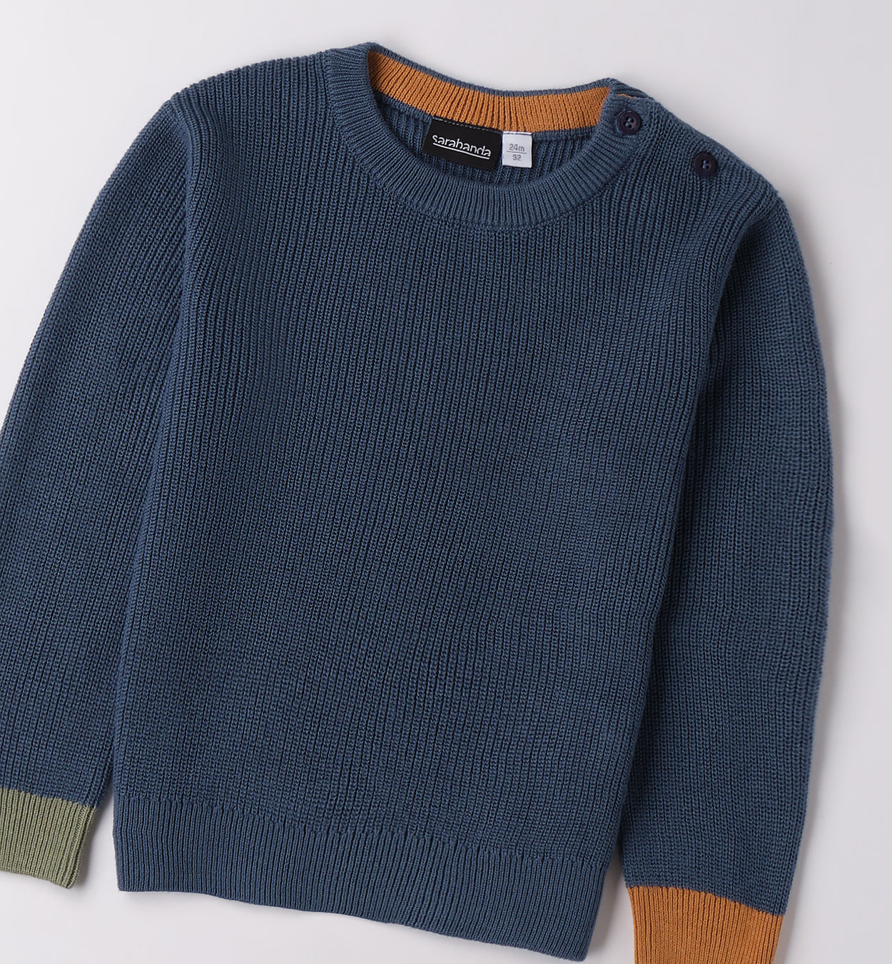 dettaglio spalla maglioncino blu con bottoni e polsini colorati