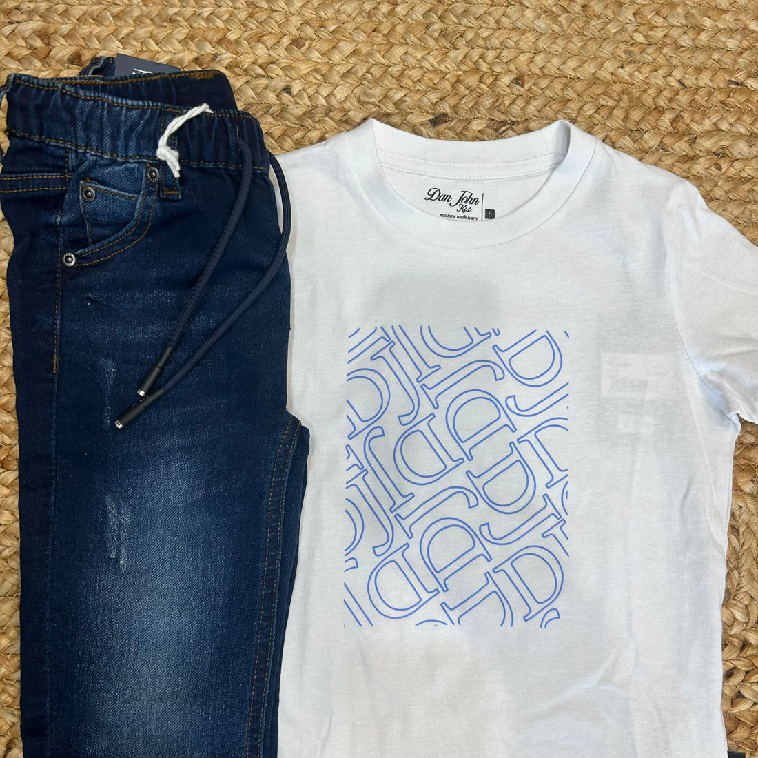 completo bambino con jeans blu scuro e t-shirt con stampa geometrica azzurra

