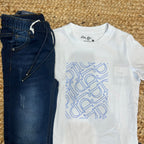 dettaglio della stampa grafica sulla t-shirt e della coulisse del jeans