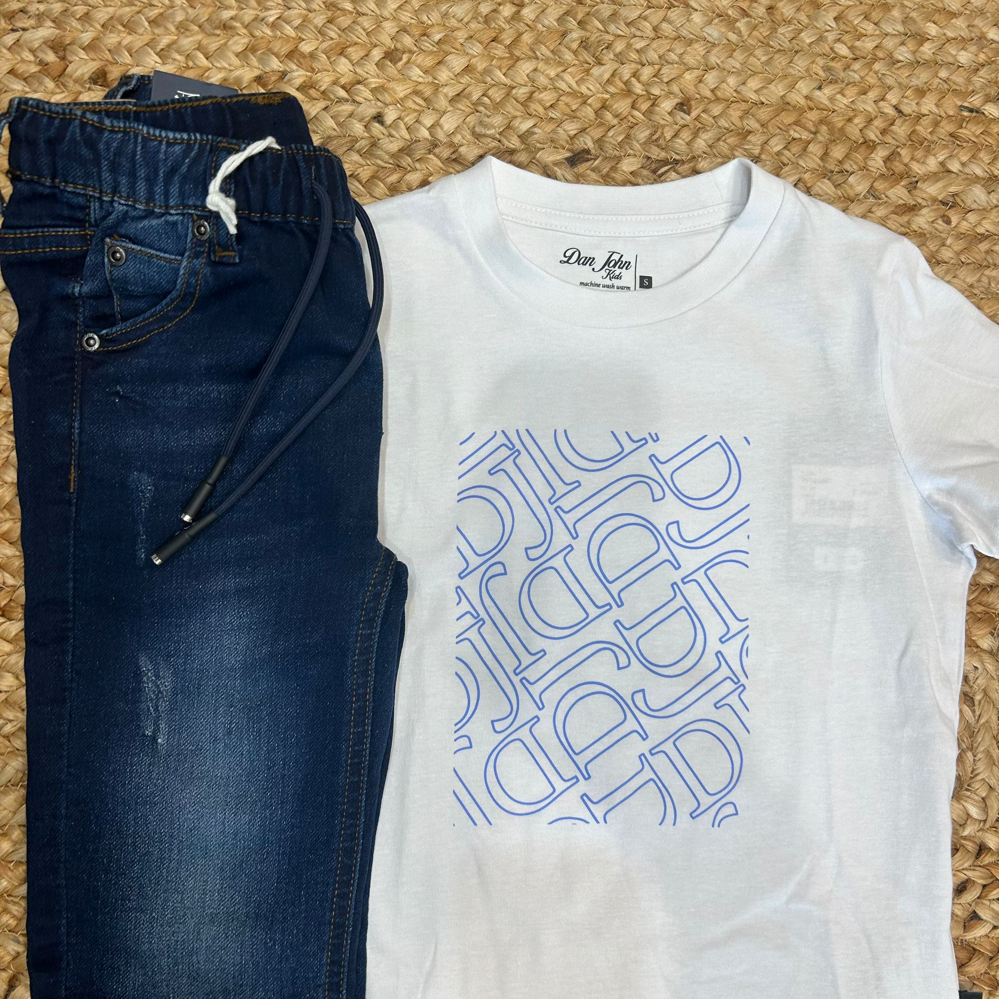 dettaglio della stampa grafica sulla t-shirt e della coulisse del jeans