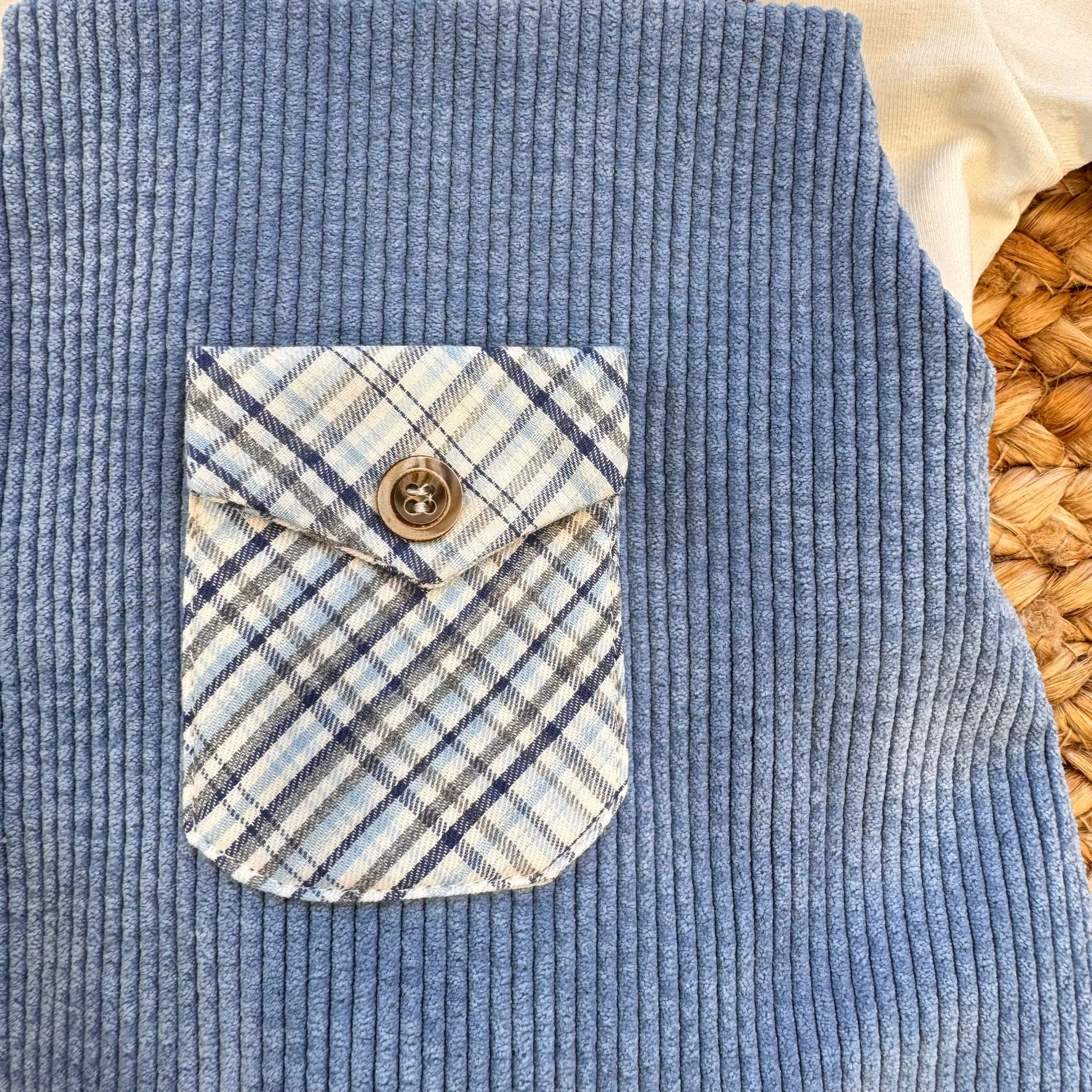 dettaglio taschino a quadri su salopette velluto blu neonato