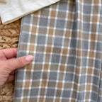 dettaglio tessuto pantaloni a quadri bambina
