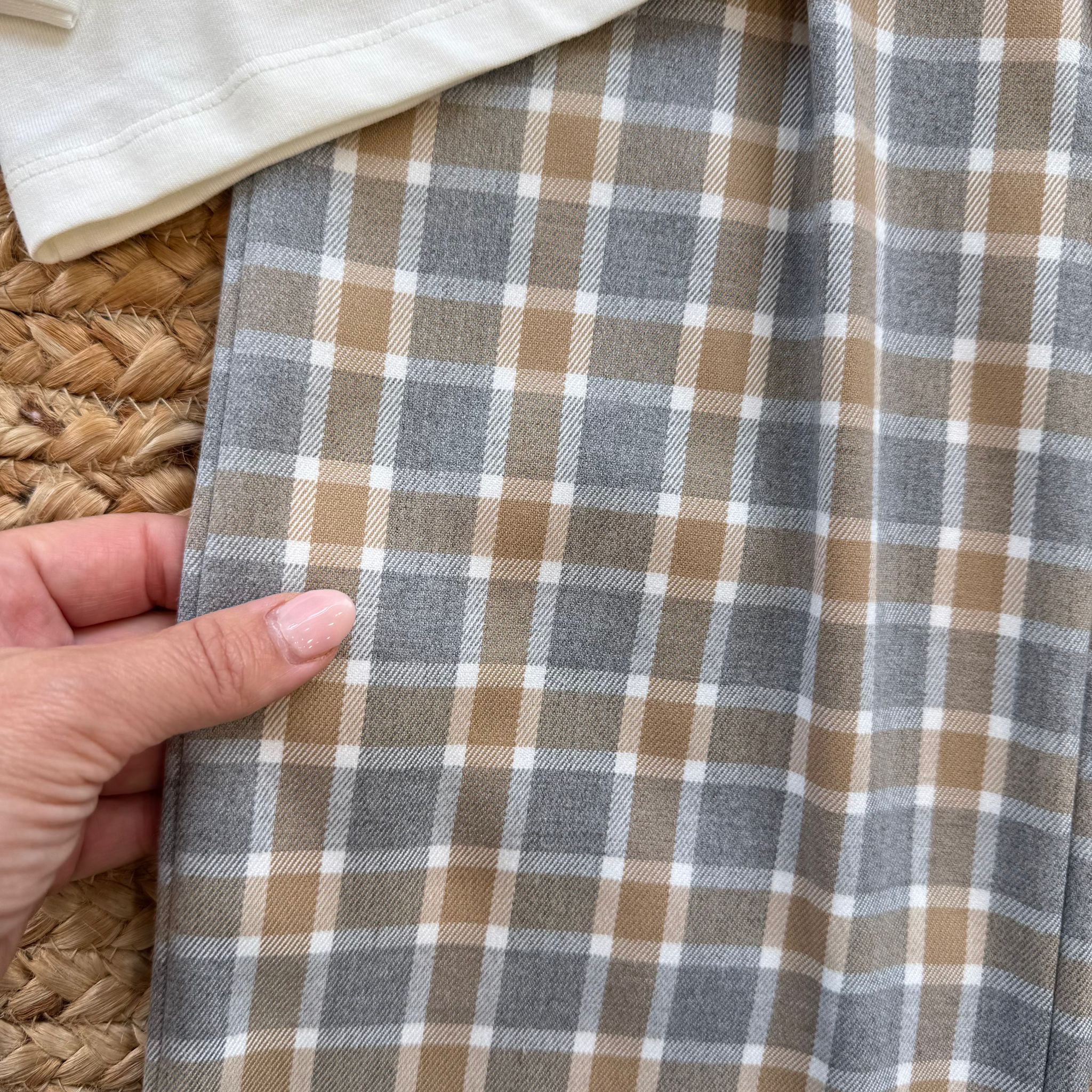 dettaglio tessuto pantaloni a quadri bambina