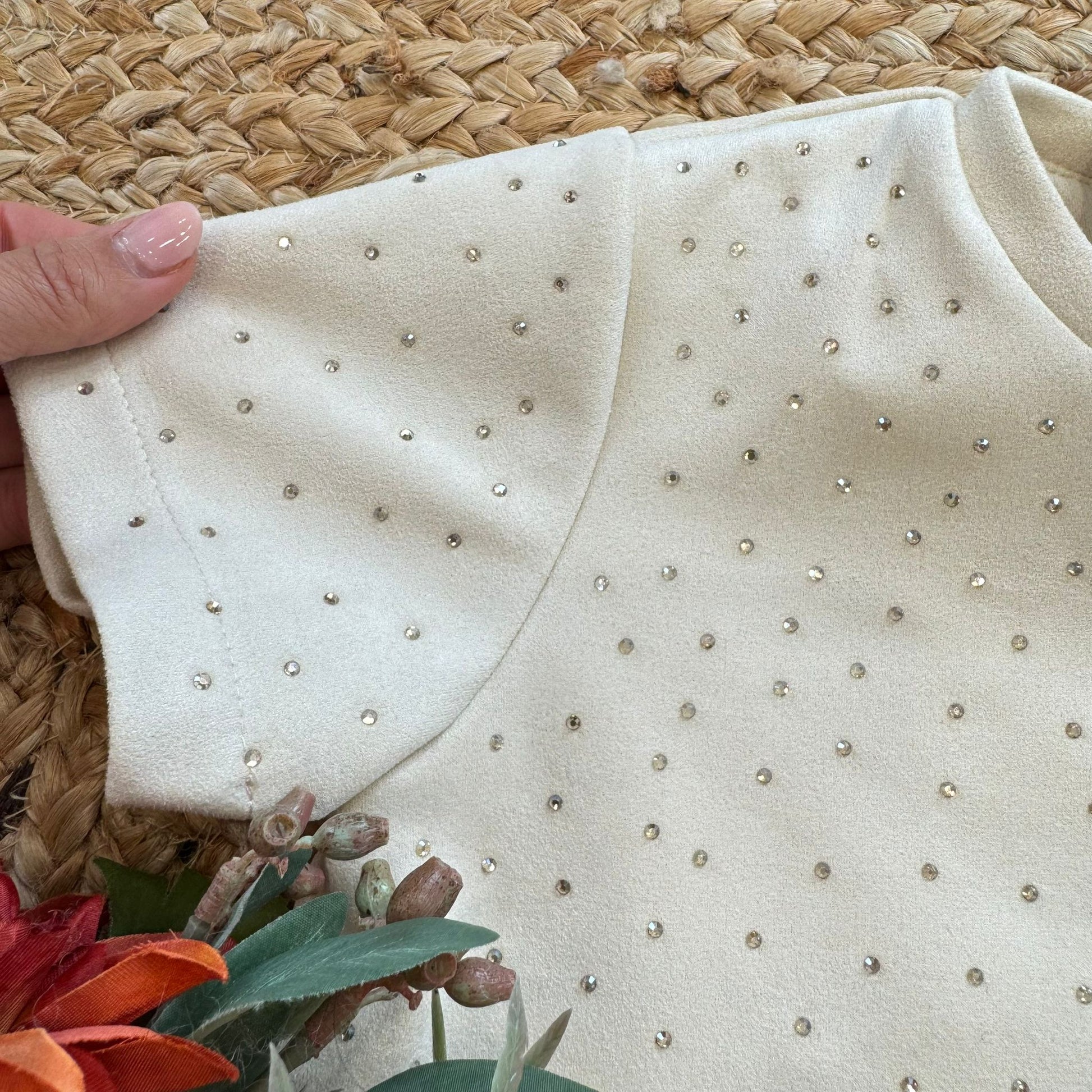 dettaglio tessuto velluto con strass abito bambina