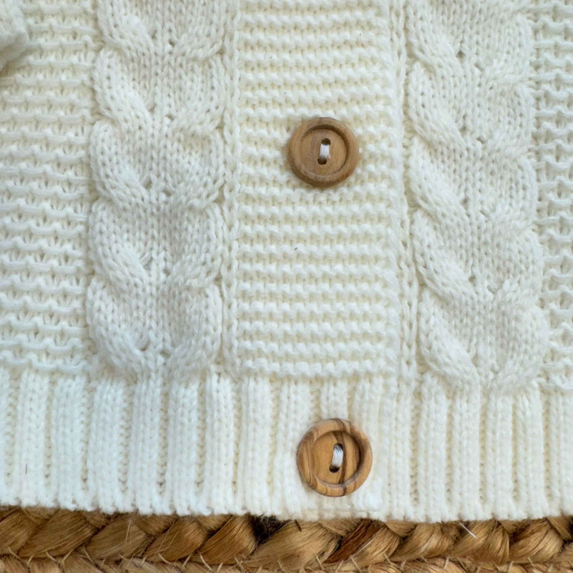dettaglio treccia e bottone in legno cardigan baby