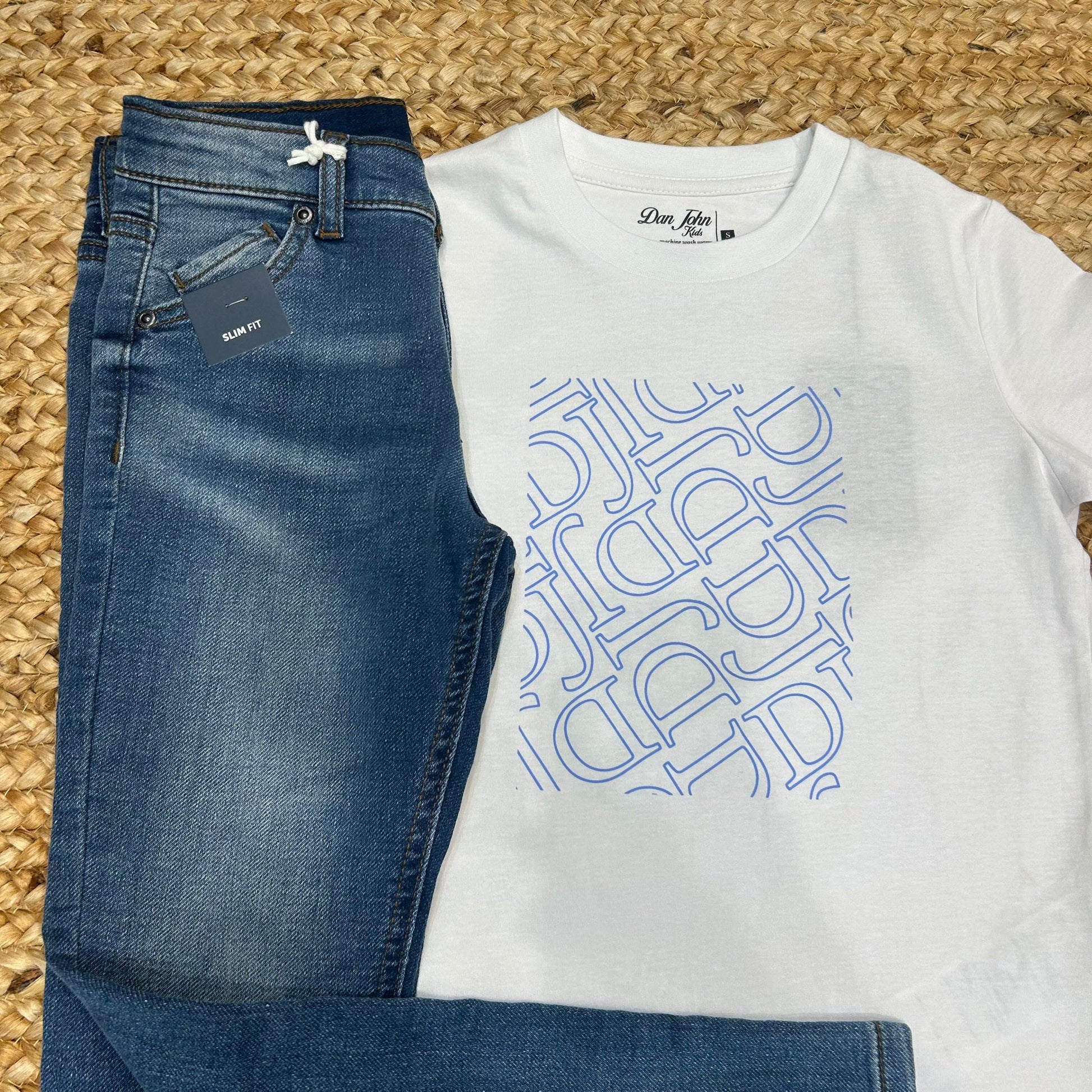  dettaglio della maglietta bianca con stampa azzurra e jeans slim