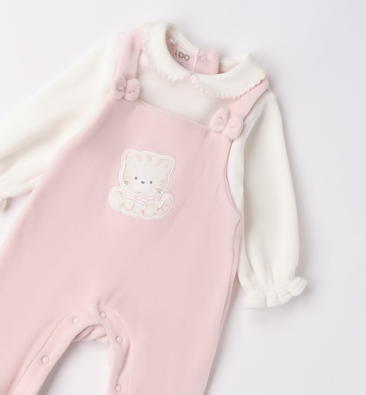 dettaglio tutina ciniglia neonata rosa con camicina bianca