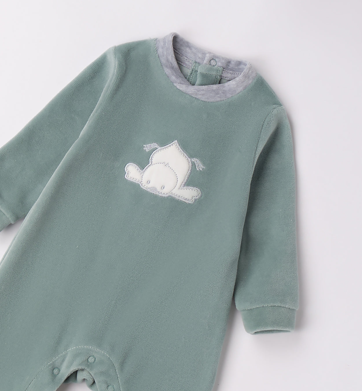 dettaglio tutina ciniglia neonato verde salvia ricamo orsetto