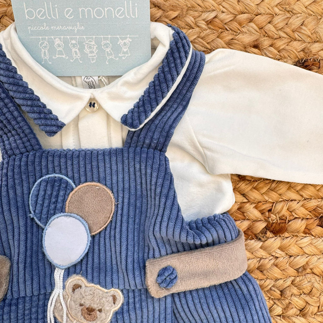 tutina neonato in velluto a coste blu con camicina bianca e orsetto