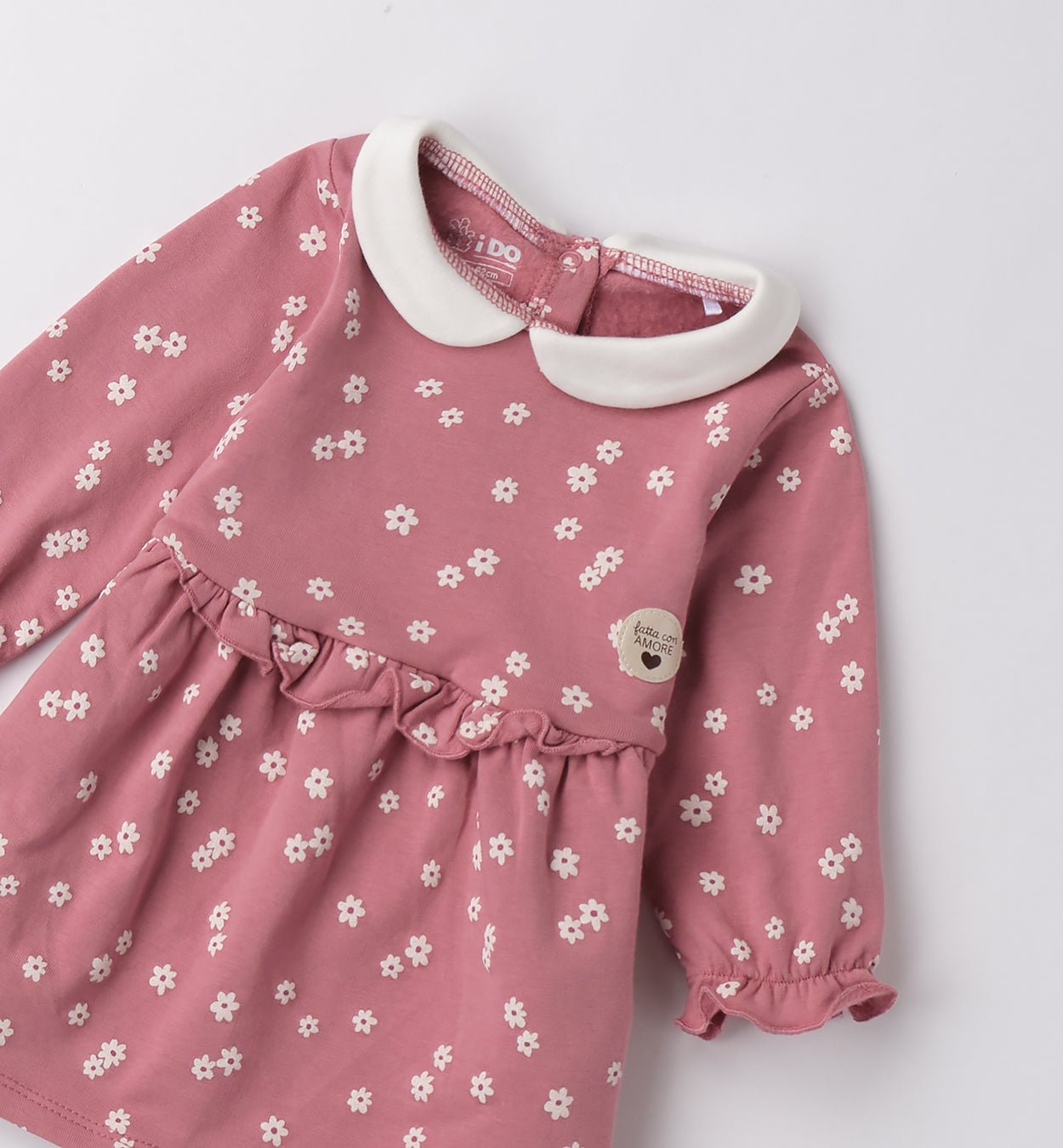 dettaglio vestitino neonata rosa con fantasia fiori e colletto bianco