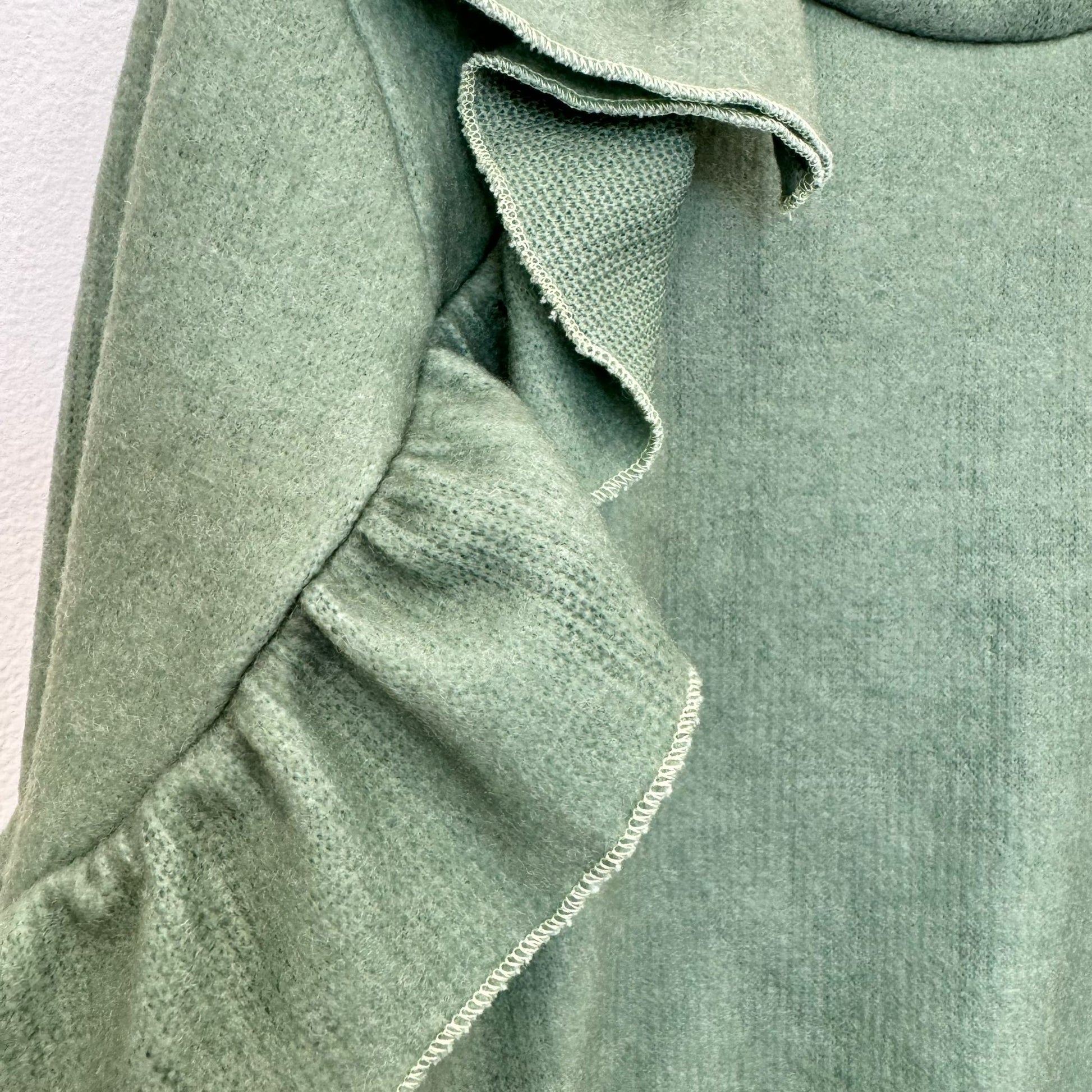 dettaglio volant maglia bambina verde