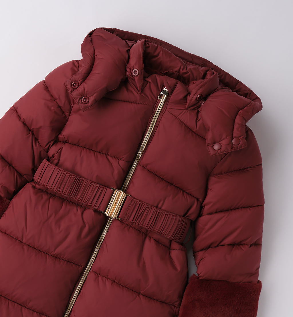 dettaglio zip dorata e cintura giubbotto bambina bordeaux