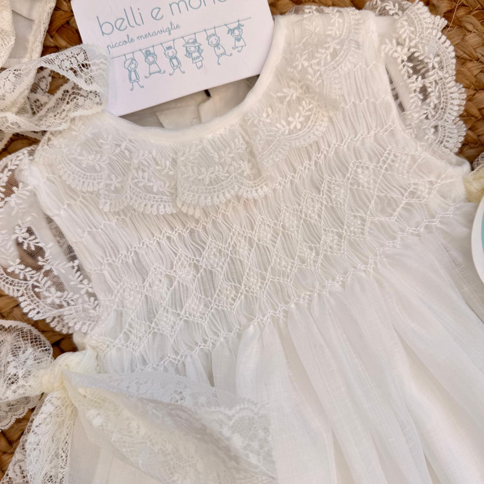 dettaglio corpino con lavorazione smock su abito battesimo bimba