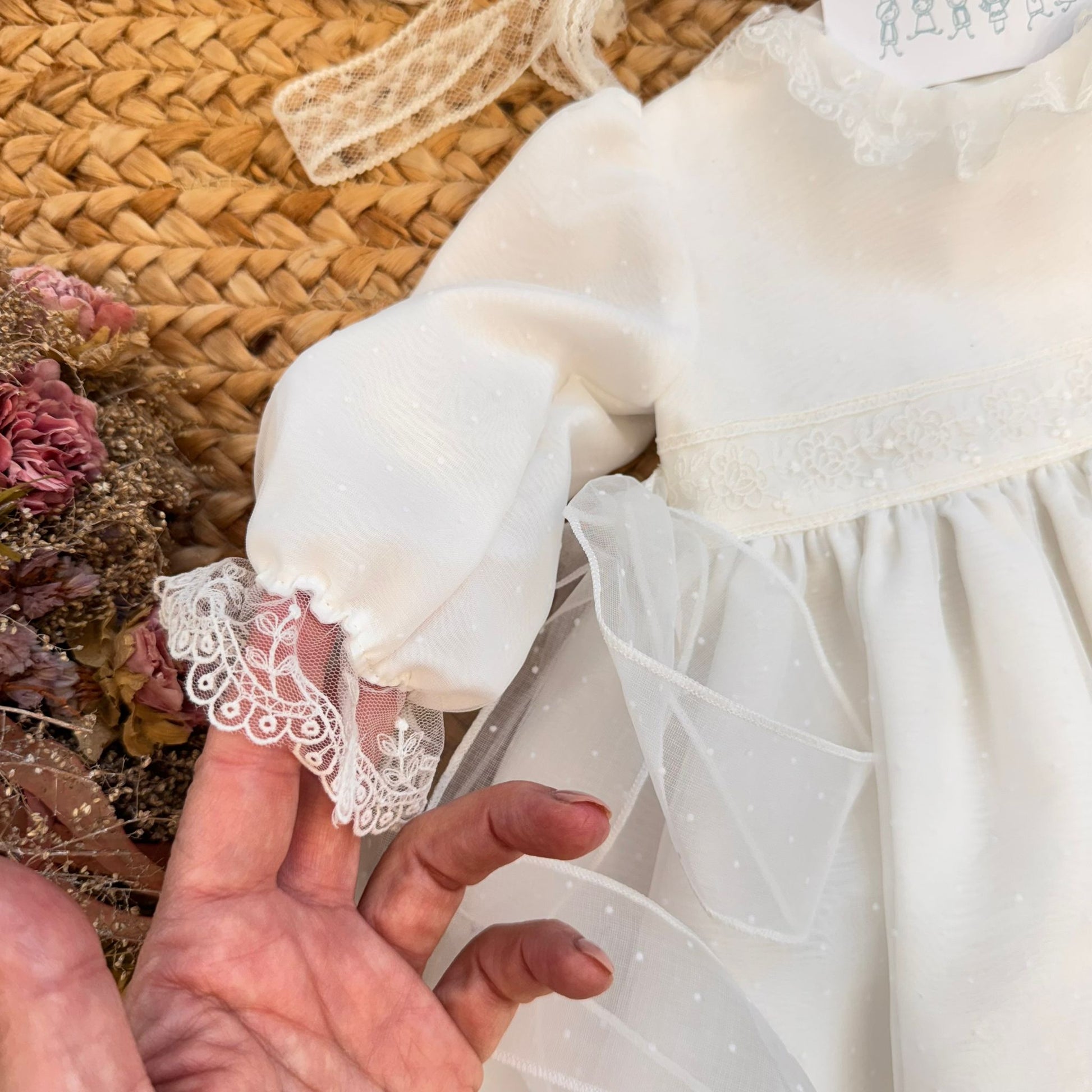 dettaglio manica lunga con polsino in pizzo abito elegante bimba