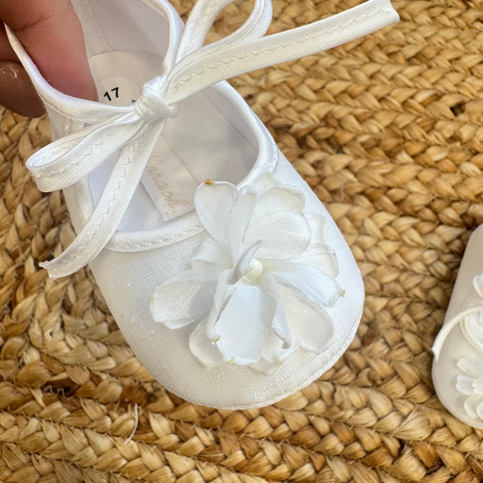 dettaglio scarpe cerimonia bimba con fiore